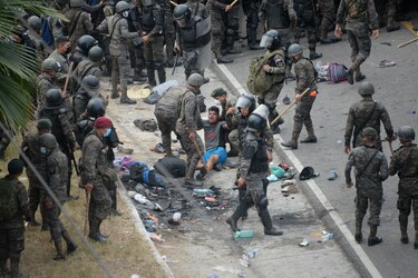 Fuerzas de seguridad frenaron caravana migrante en Guatemala con gas lacrimógeno y palos
