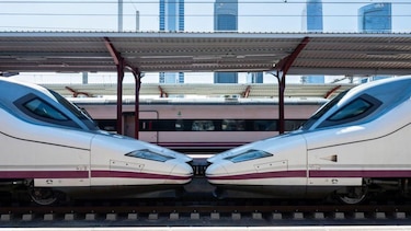 Cómo el tren de alta velocidad de España pasó de ser un modelo a sufrir dos accidentes el mismo año