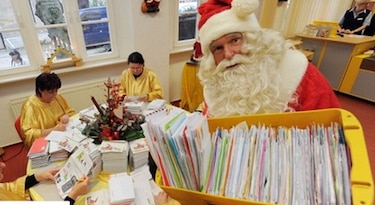 Santa Claus y sus ayudantes comienzan a responder cartas