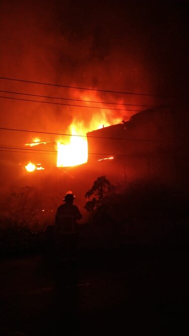 Fuego consume bodega de textiles en la Zona Libre de Colón