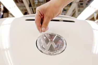 VW reduce producción en planta más grande por escasez de chips