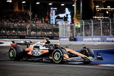 Norris gana en Singapur; Sainz fue séptimo, Alonso octavo y ‘Checo’, el 10