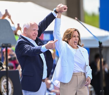 Kamala y Walz hacen su primera aparición conjunta en un mitin en Filadelfia