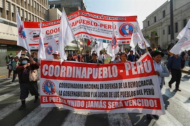Incidentes entre manifestantes y Policía en marcha contra el Congreso de Perú
