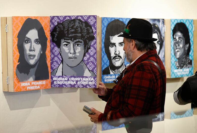 Rostros de víctimas de Palacio de Justicia de Colombia llenan su fachada en 40 aniversario