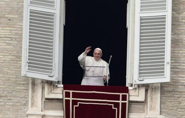 El Papa invita a misa y a desayunar a cuatro vagabundos por su cumpleaños
