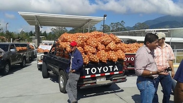 Productores de cebolla reabren vía en Volcán