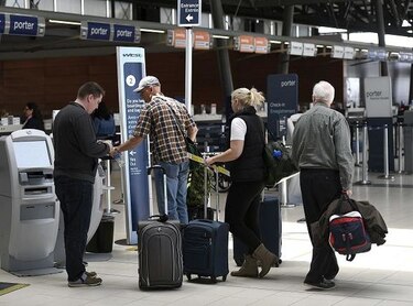 Canadá prohíbe sacar a pasajeros de vuelos sobrevendidos