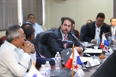Ministro de Vivienda sustenta $272.5 millones ante la Comisión de Presupuesto