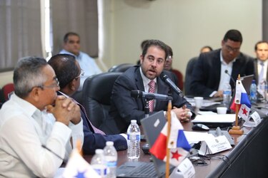 Ministro de Vivienda sustenta $272.5 millones ante la Comisión de Presupuesto