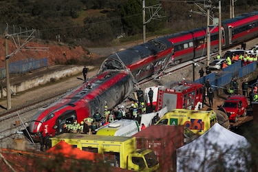 ‘Necesito que paren el tráfico en las vías urgentemente’: los audios de las llamadas entre los trenes y el centro de mando segundos después del accidente en España