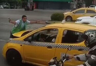 Taxista arrolla a conductor de Metrobús; la empresa Mi Bus repudió el hecho