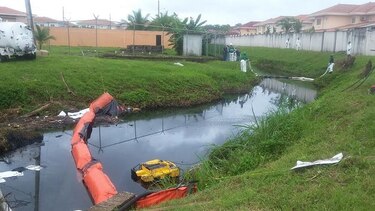 Derrame de derivado de hidrocarburos en Colón