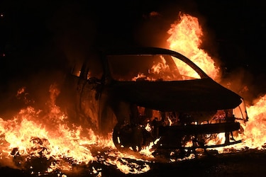Incendian 500 edificios públicos y 1,900 vehículos en los disturbios de Francia