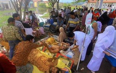 Indonesia: ayuda llega a zona de sismo que causó 102 muertos