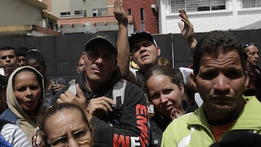 Decenas de cubanos acampan junto a la embajada de México