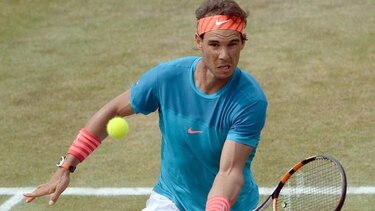 Nadal gana a Tomic y jugará con Monfils en 'semis' de Stuttgart