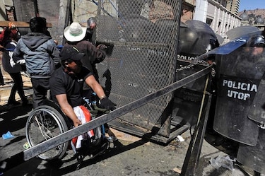 Bolivia: discapacitados escriben con sangre sus pancartas de protesta
