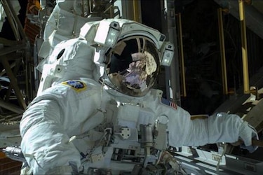 NASA realiza caminata espacial prenavideña