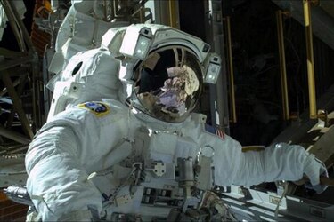 NASA realiza caminata espacial prenavideña