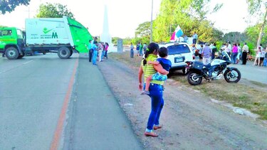 Cuestionan uso de camión en protesta