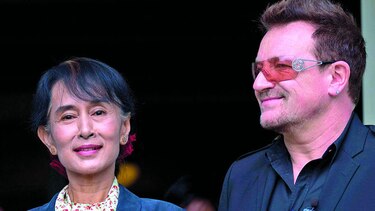 Bono le pide a Aung San Suu Kyi que dimita