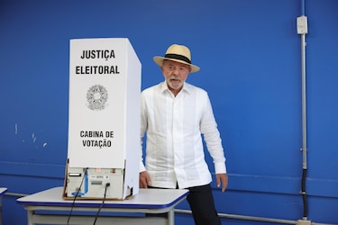 Lula y Flávio Bolsonaro votan en una jornada electoral pacífica y sin incidentes