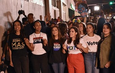 Actrices latinas animan el voto demócrata en el corazón de Miami