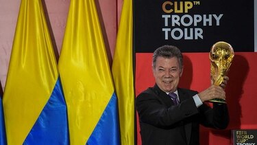 David Trezeguet  lleva la Copa del Mundo a Colombia