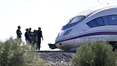 ‘Reanude con marcha normal’: qué dicen las grabaciones de las llamadas entre el operador y los maquinistas de los trenes que chocaron en España