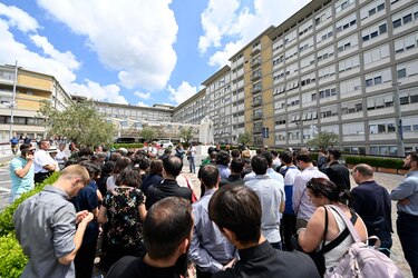 El papa Francisco ya ha podido dar algún paso y trabajar algunas horas, además de descansar