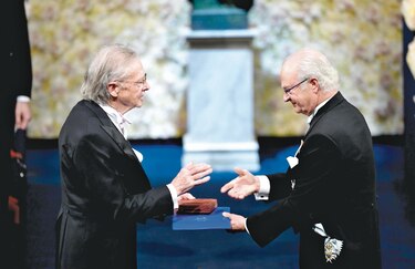 Handke recibe el premio Nobel de Literatura bajo una lluvia de críticas