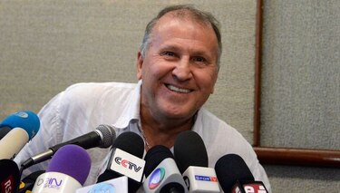 Zico lanza su candidatura a la presidencia de la FIFA