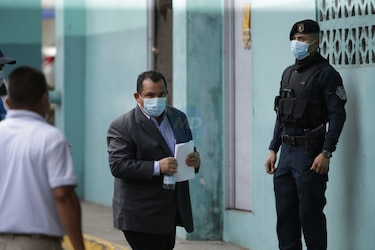 Tribunal cambia media cautelar al exdirector de la Policía Nacional Omar Pinzón