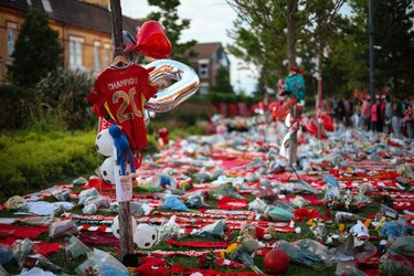Un mar de bufandas rojas emerge en Anfield para recordar a Diogo Jota