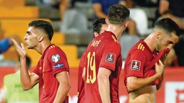 España jugará en Kosovo con un ojo en el Grecia-Suecia