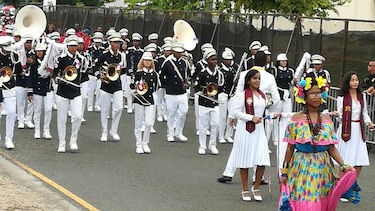 23 escuelas y 25 bandas independientes participan en el desfile de Colón