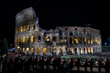 Miles de fieles acuden al Vía Crucis del Coliseo