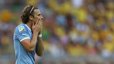 Futbolista Diego Forlán anuncia retiro de la selección de Uruguay