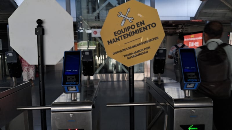 Quejas por fallas en nuevos validadores del metro y los metrobús durante transición tecnológica 