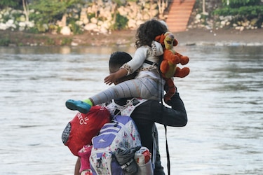Migrantes en México reanudan la marcha hacia Estados Unidos
