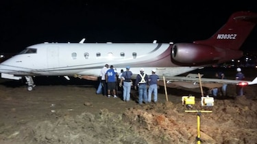 Reanudan operaciones en aeropuerto de Albrook tras sacar del fango a jet ejecutivo