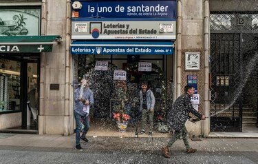 La tradicional lotería de Navidad reparte millones de euros por España