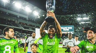 Gaby Torres y Román Torres, dos panameños en un fin de semana de grandes finales