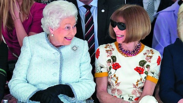 La reina Isabel II asiste a la Semana de la Moda
