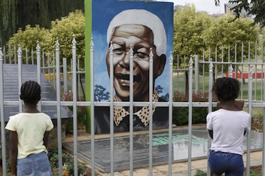Nelson Mandela se encuentra bien y su salud mejora