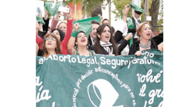 Con pañuelos verdes, equipo fílmico protesta en Cannes