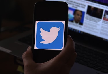 Twitter bloquea la cuenta de Trump por 12 horas, amenaza con una suspensión permanente