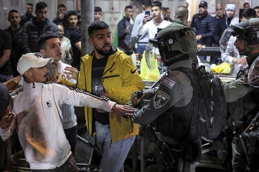 Palestinos y policía israelí se enfrentan en Jerusalén Este