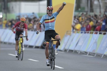 Van Avermaet cierra fuerte para llevarse el oro en ciclismo de ruta